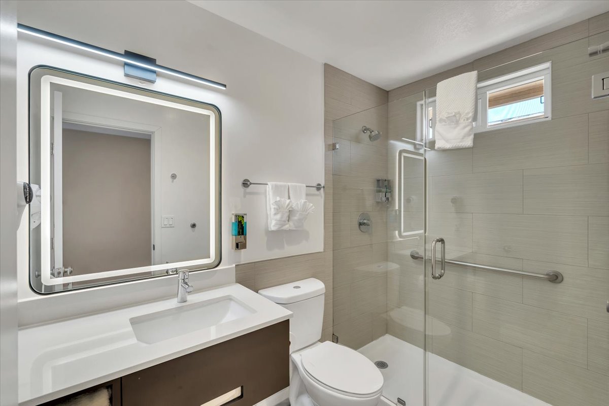 bathroom Hotel 414 Anaheim