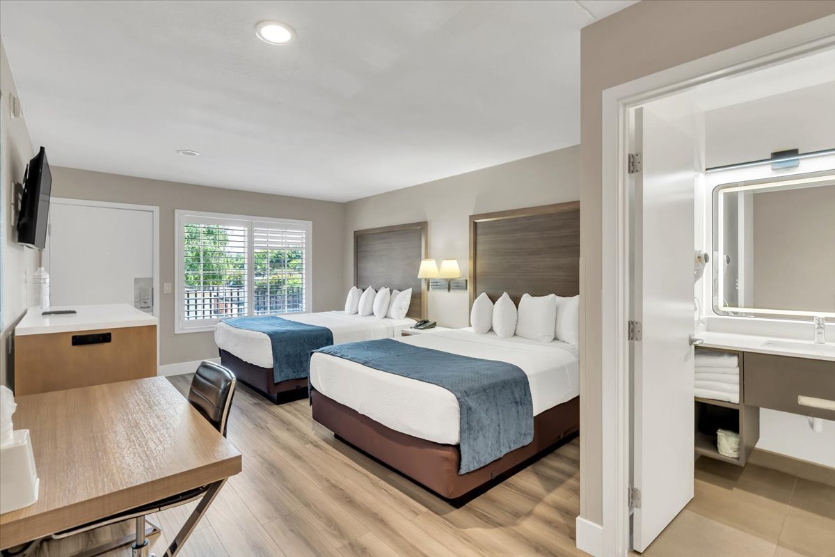 2 queen guest room Hotel 414 Anaheim