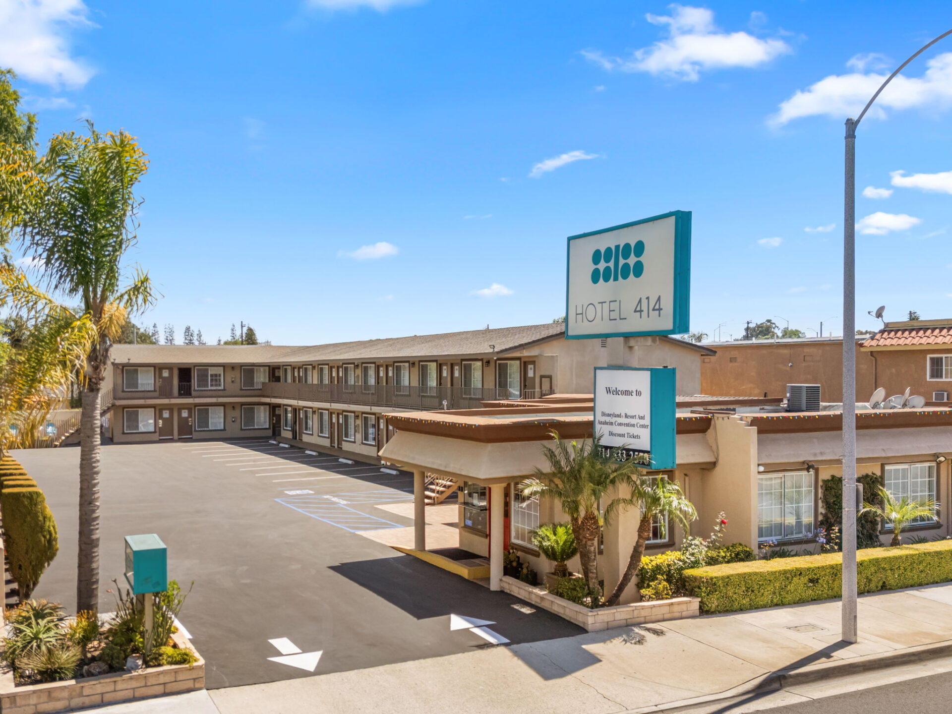 Hotel 414 Anaheim exterior.